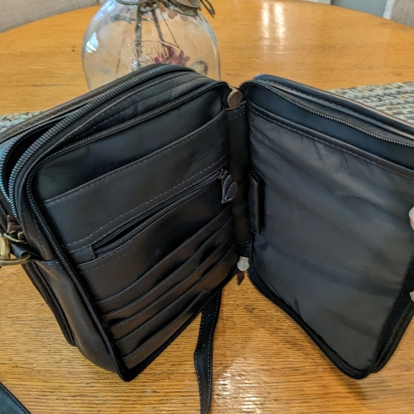 LAND Genuine Leather Cross Body handbag, organizer, lots of pockets - Picture 5 of 14